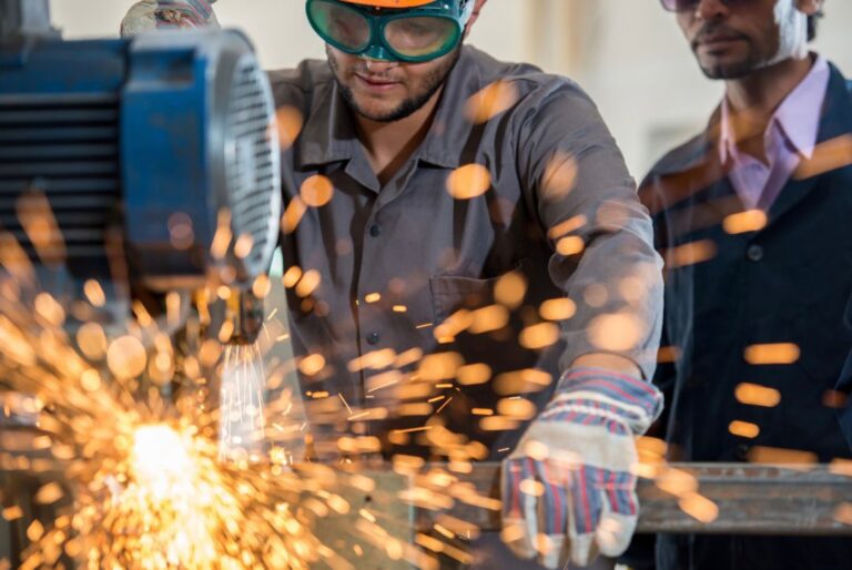 Confiança da indústria segue em maior nível desde outubro, diz FGV