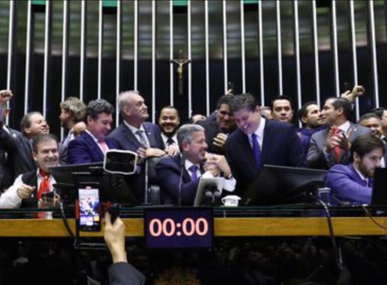 Câmara aprova reforma tributária em dois turnos em votação histórica