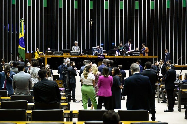 Senado derruba vetos e torna ausência de exame toxicológico infração de trânsito