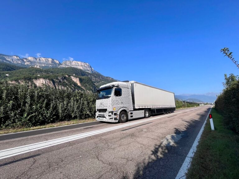 Mercedes-Benz obtém recorde de autonomia para o eActros