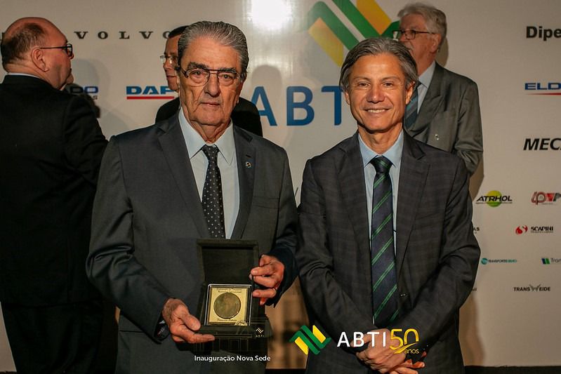 Presidente Francisco Pelucio é homenageado na ABTI em Uruguaiana