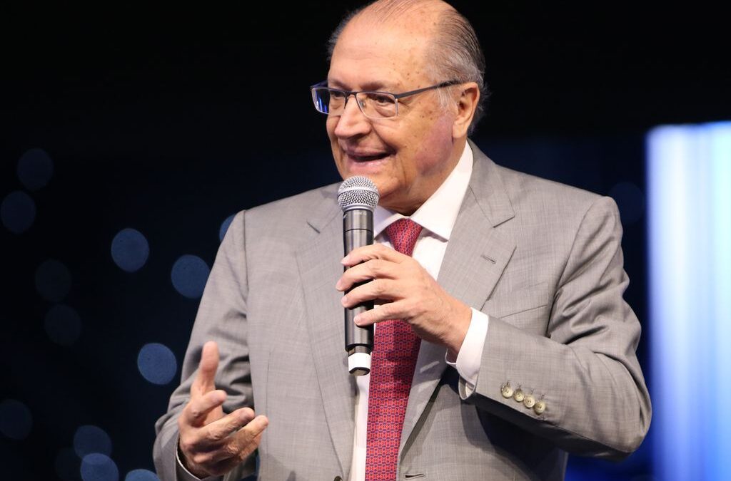 Reforma tributária fará PIB crescer 10% em 15 anos, afirma Alckmin