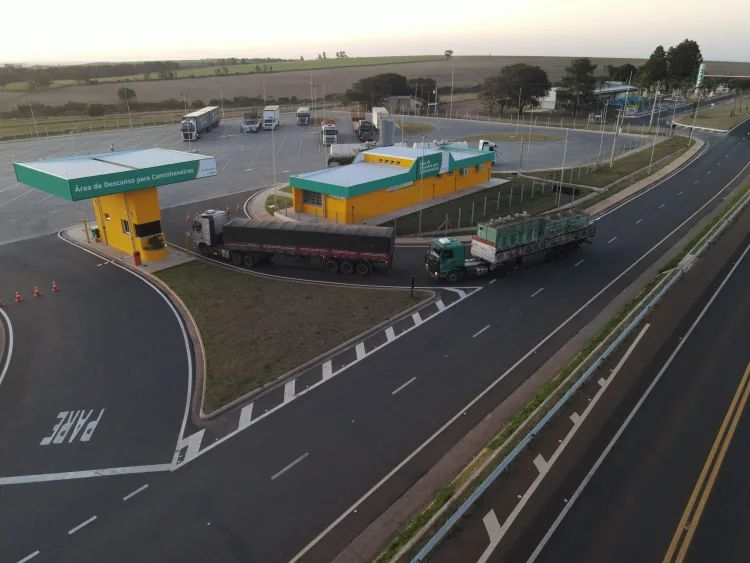 Em 2023, mais de 79 mil motoristas caminhoneiros foram atendidos nas áreas de descanso das rodovias concedidas