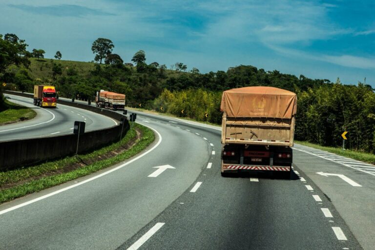 Pedágio para eixos suspensos de caminhões carregados já está valendo