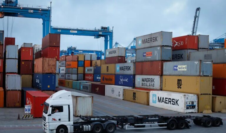 Ministério revisa para baixo projeção de superávit comercial