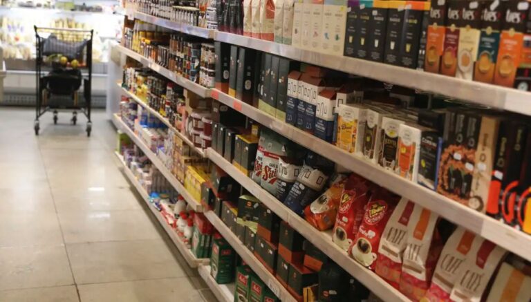 Varejo cresce 1% em fevereiro e atinge patamar recorde, diz IBGE