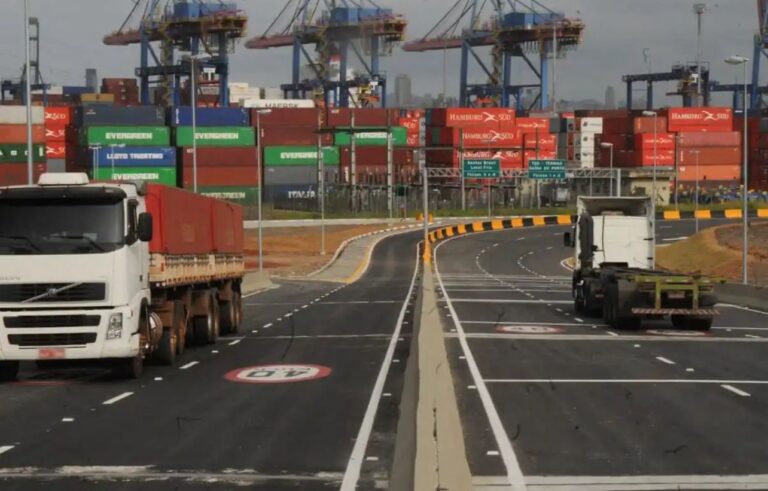 Porto de Santos alerta transportadores sobre novas regras de agendamento para caminhões