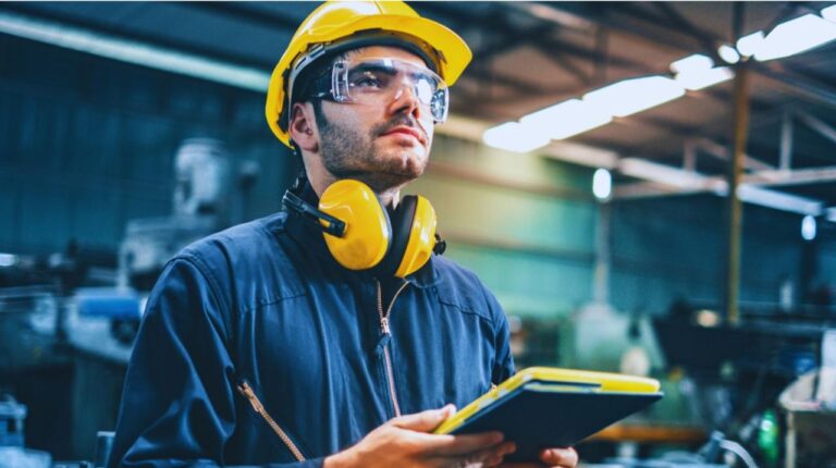 Indústria brasileira gerou 213,4 mil empregos e abriu 20 mil empresas em 2022, diz IBGE