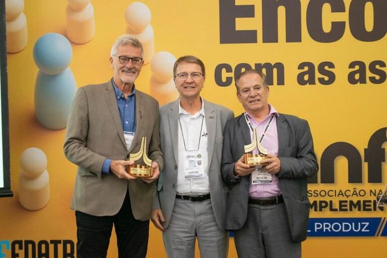 Eduardo Rebuzzi, presidente da NTC&Logística,é homenageado com o Prêmio Mérito ANFIR 2024