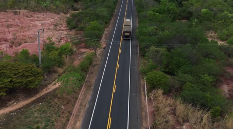 Importante ligação entre Piauí e Bahia, BR-135 recebe obras de recuperação