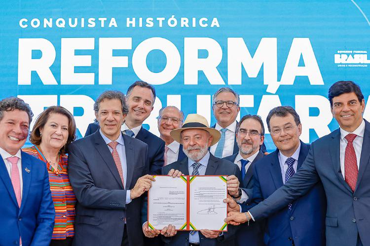 Lei que regulamenta a Reforma Tributária é sancionada com avanços para o setor de transporte conquistados pela CNT