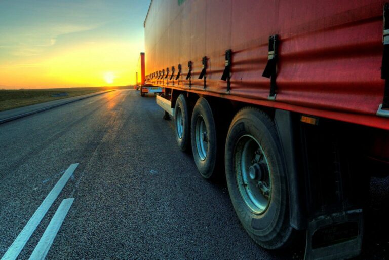 Venda de pneus acompanhou desempenho dos caminhões em 2024; veja os números