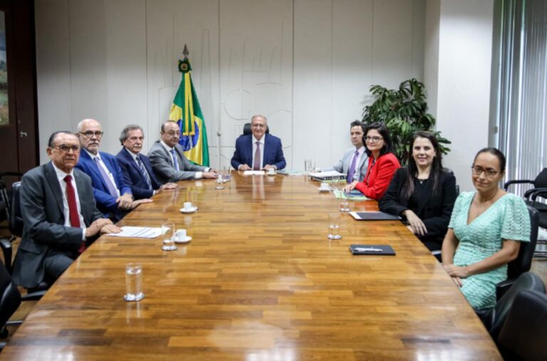 Vander Costa e Geraldo Alckmin discutem temas estratégicos para o setor transportador