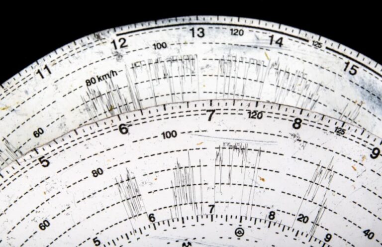 Projeto desobriga caminhões de grande porte de circularem equipados com tacógrafo