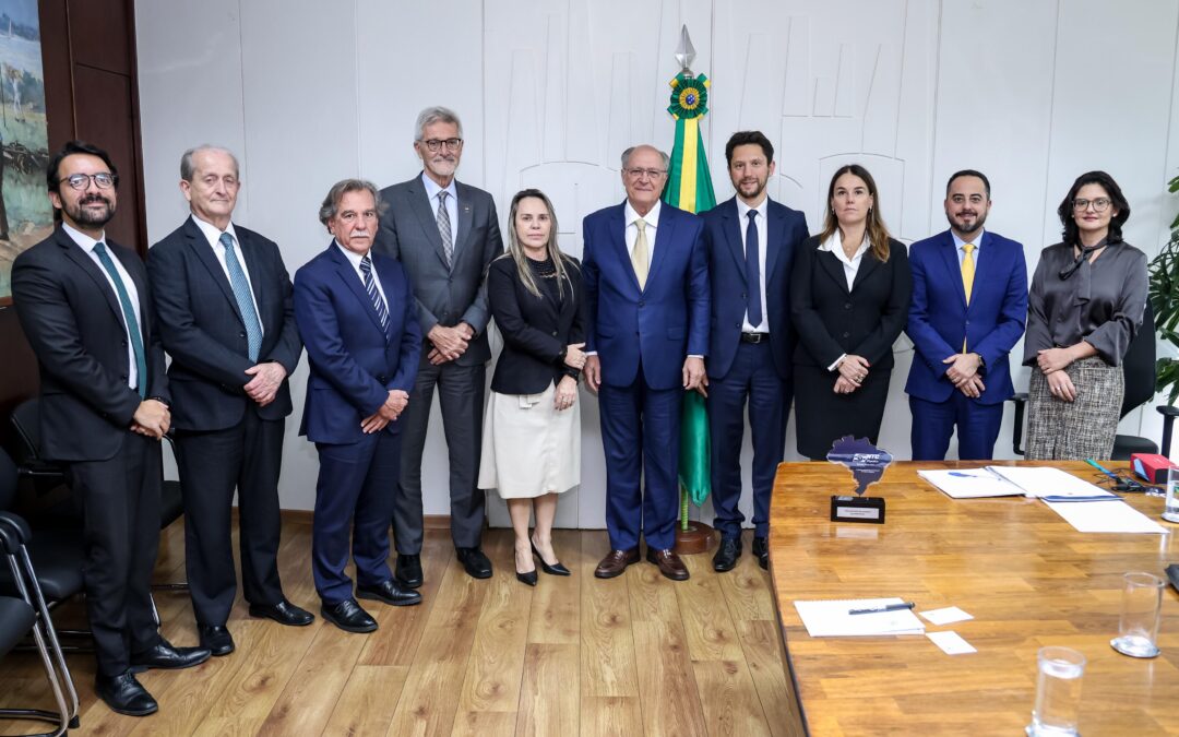 Representantes da NTC&Logística e da IRU reúnem-se com o vice-presidente da República, Geraldo Alckmin, para tratar do TIR, fortalecimento logístico e pautas estratégicas do transporte de cargas