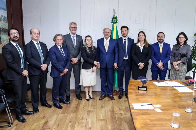 Representantes da NTC&Logística e da IRU reúnem-se com o vice-presidente da República, Geraldo Alckmin, para tratar do TIR, fortalecimento logístico e pautas estratégicas do transporte de cargas