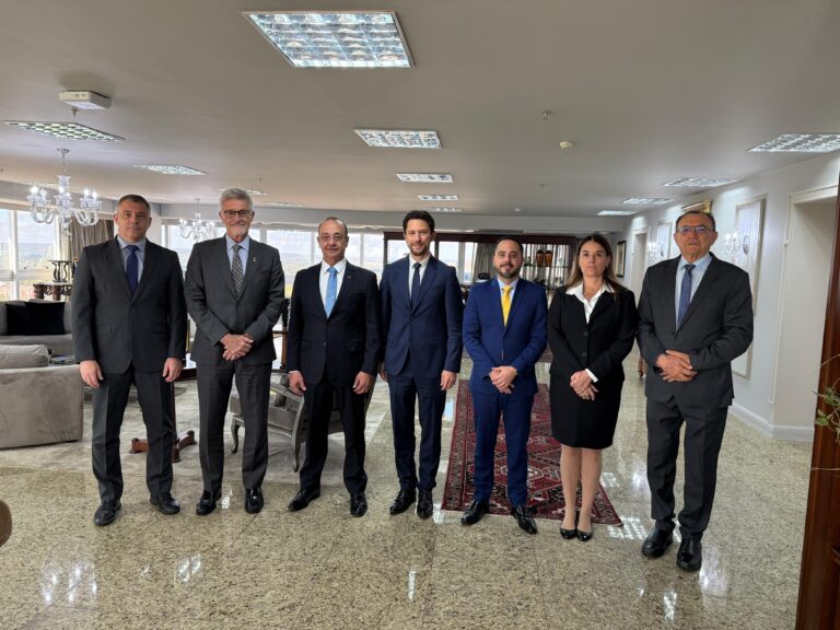 Vander Costa, presidente do Sistema Transporte, recebe representantes da NTC&Logística e da IRU para fortalecer parcerias estratégicas e ampliar a presença internacional do setor