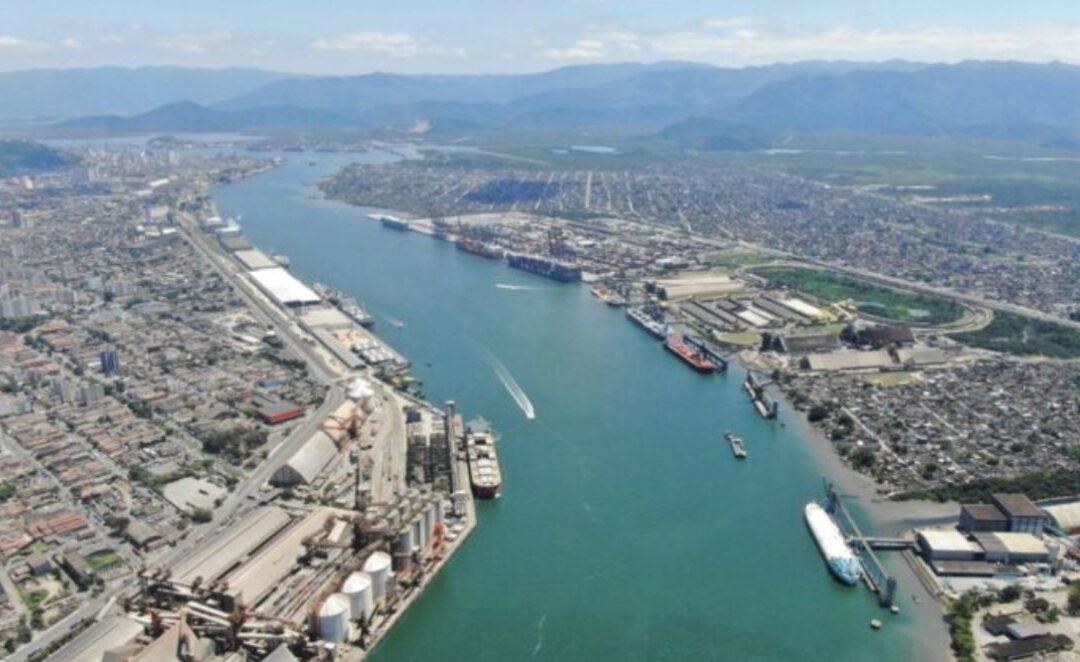 Tarifaço dos EUA impulsiona recorde de 17 milhões de toneladas no Porto de Santos
