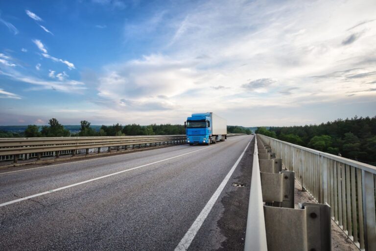 Setcemg alerta para colapso no transporte rodoviário em função de burocracias, complexidade das leis e alta carga tributária