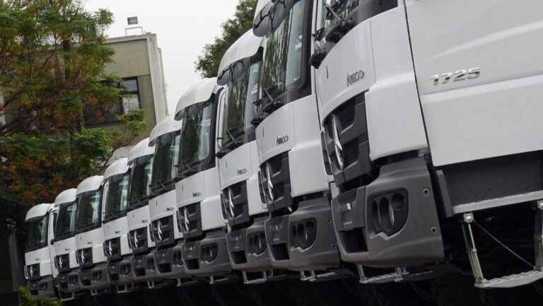 Sem previsão de queda, Selic a 15% ameaça recuperação do mercado de caminhões