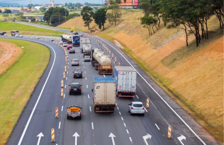 Fluxo de veículos pesados cai em agosto, enquanto veículos leves sobem