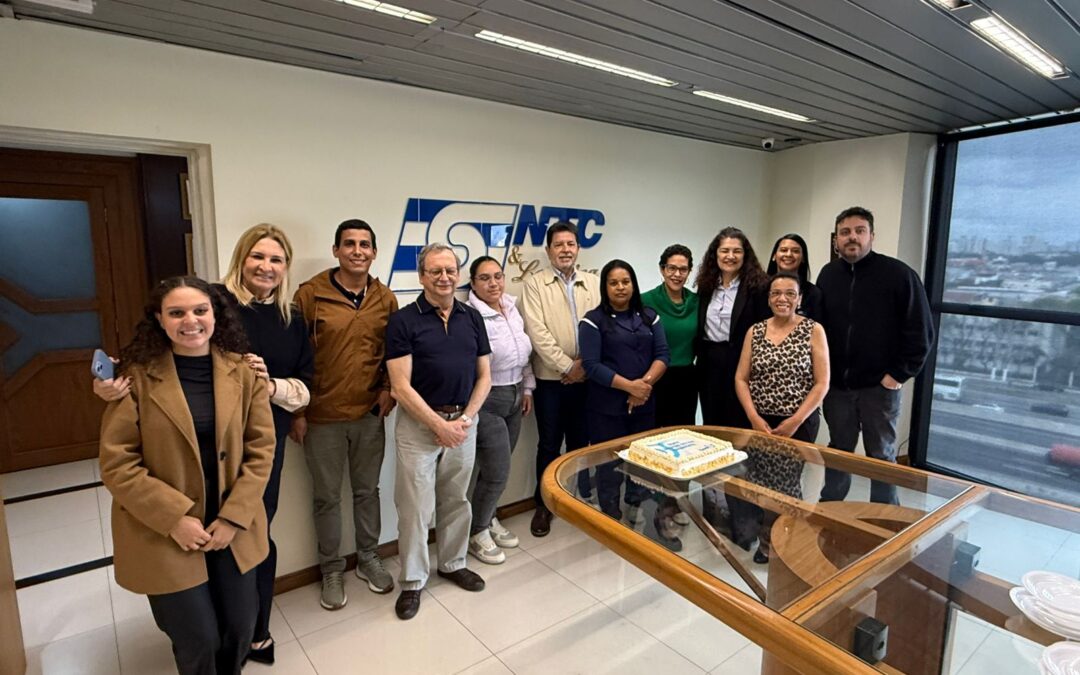 Apisul celebra os 62 anos da NTC&Logística com tradicional envio de bolo