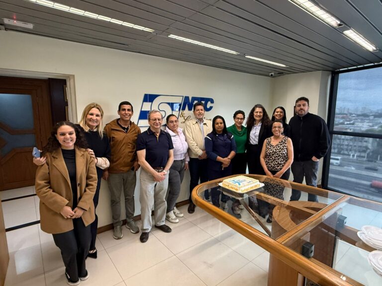Apisul celebra os 62 anos da NTC&Logística com tradicional envio de bolo