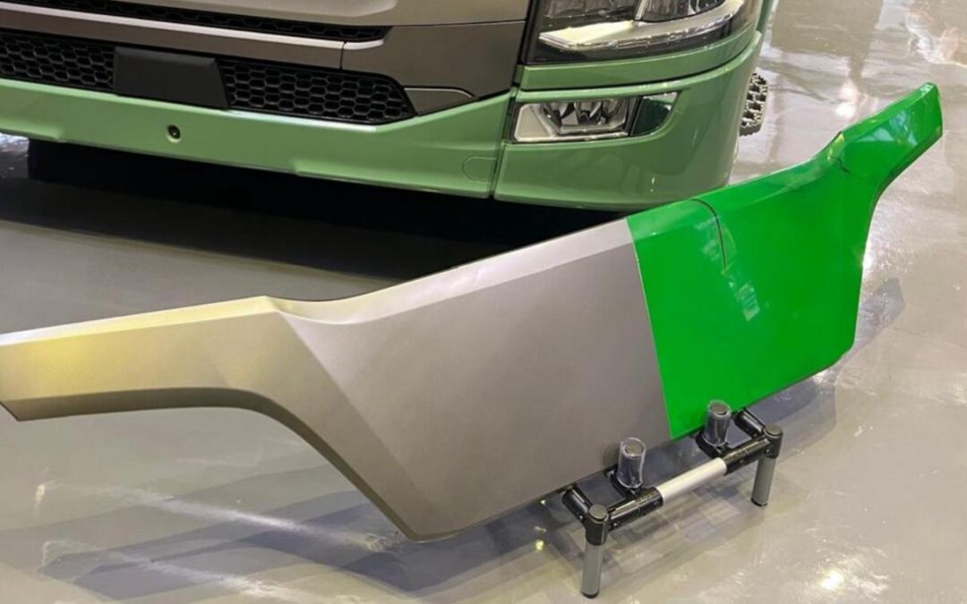 Scania transforma garrafas PET em grades de caminhões e reduz CO₂