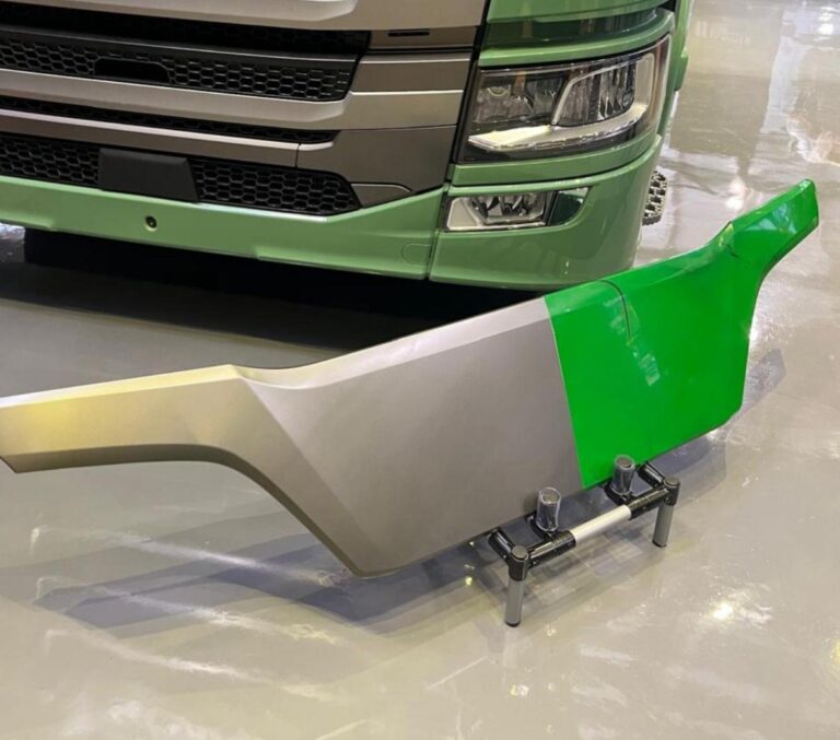 Scania transforma garrafas PET em grades de caminhões e reduz CO₂