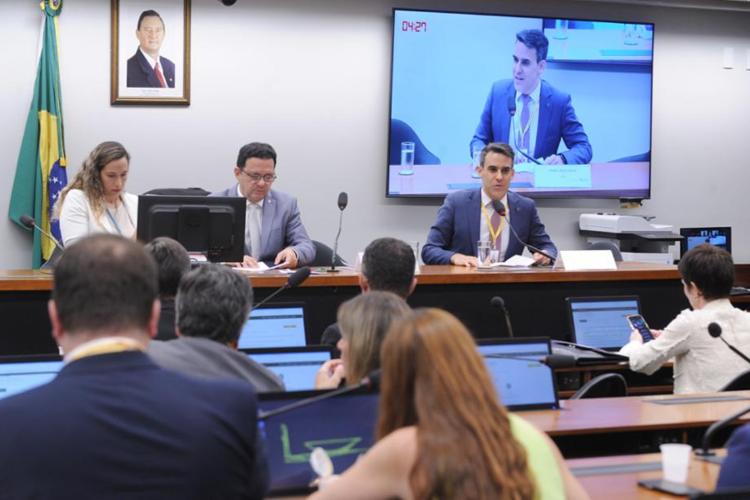 CNT alerta para risco de sobreposição regulatória em proposta que cria novo sistema para o setor de combustíveis