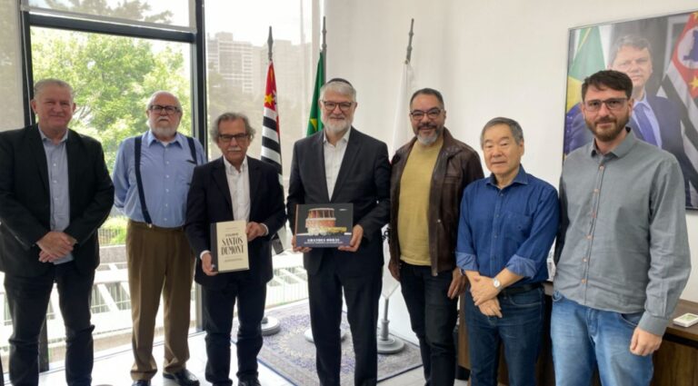 FuMTran e Memorial da América Latina assinam ofício para ampliar ações de preservação da memória do transporte brasileiro