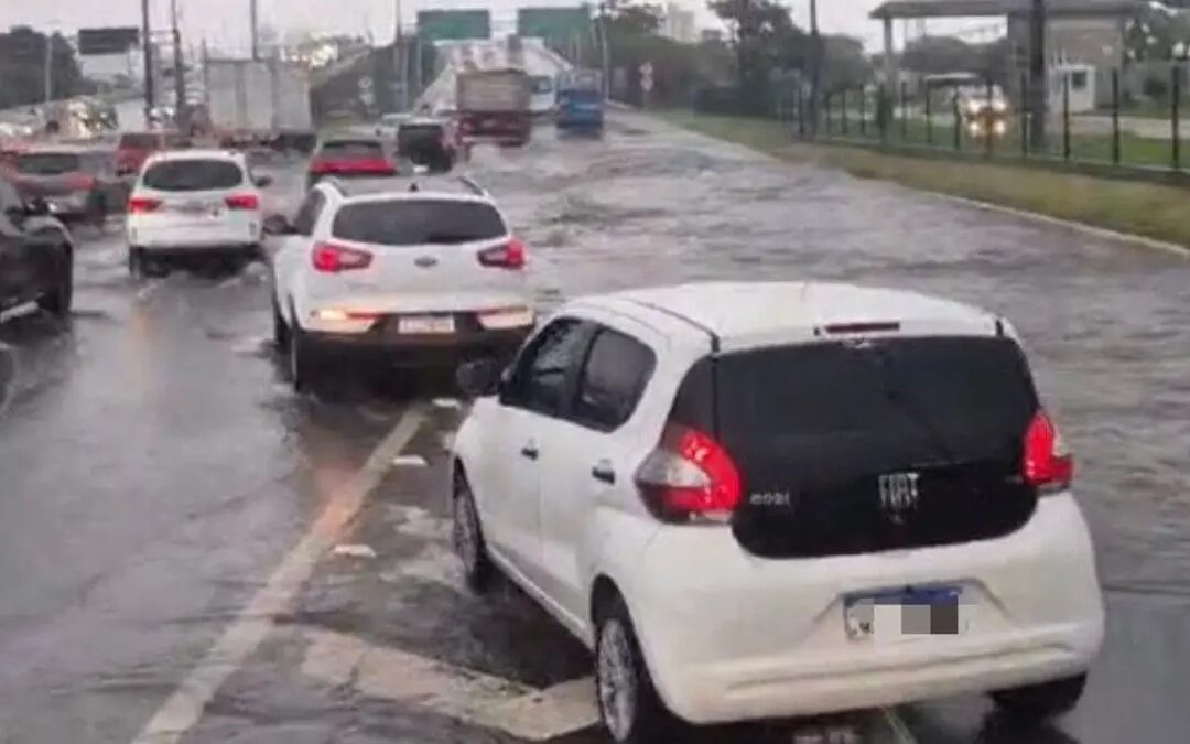 Rodovias de SC ficam bloqueadas devido às chuvas causadas por ciclone