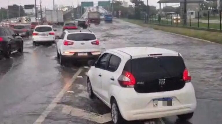 Rodovias de SC ficam bloqueadas devido às chuvas causadas por ciclone