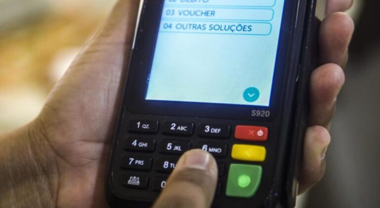 Economia recua em outubro, mas fecha trimestre com alta de 1,5%