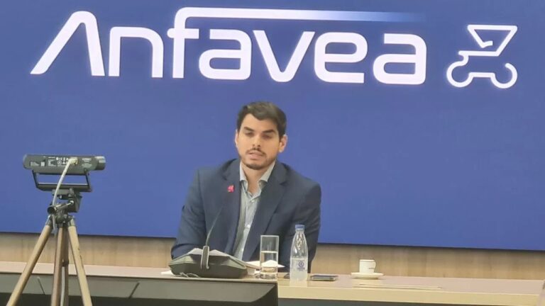 Vendas de autos crescem 2,1% em 2025, mas caminhões pesados despencam 20,5%