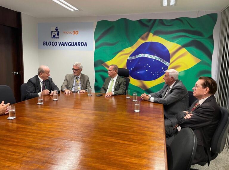 Presidente Eduardo Rebuzzi realiza visita institucional ao senador Wellington Fagundes