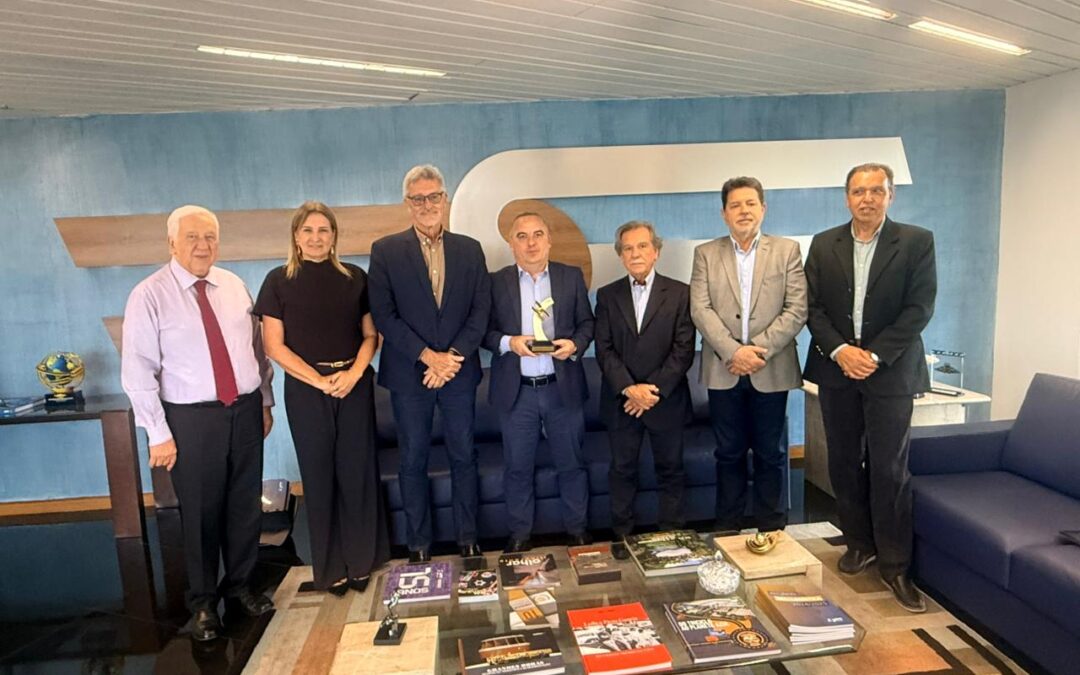 NTC&Logística entrega troféu do Prêmio NTC Fornecedores do Transporte 2025 à Vipal Borrachas, em São Paulo