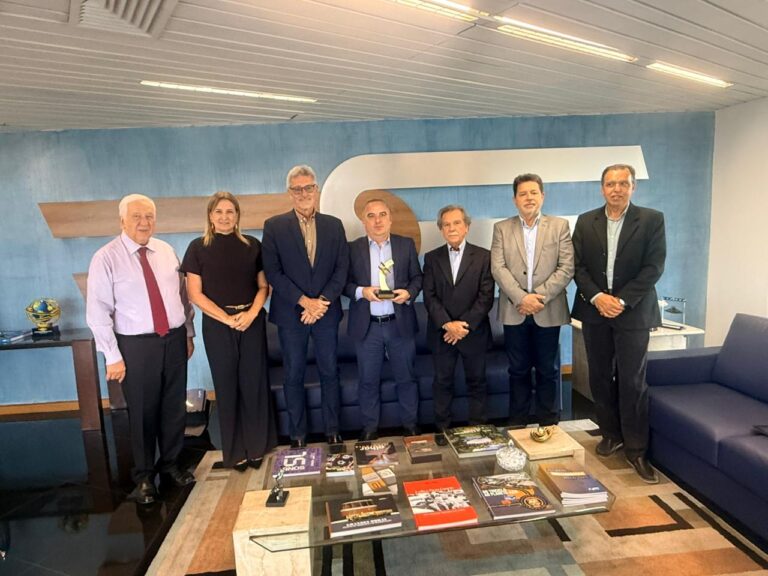 NTC&Logística entrega troféu do Prêmio NTC Fornecedores do Transporte 2025 à Vipal Borrachas, em São Paulo