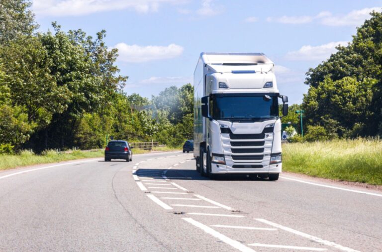 Rodovias ruins encarecem transporte em 35%, e buraco na estrada amplia inflação na mesa dos mineiros