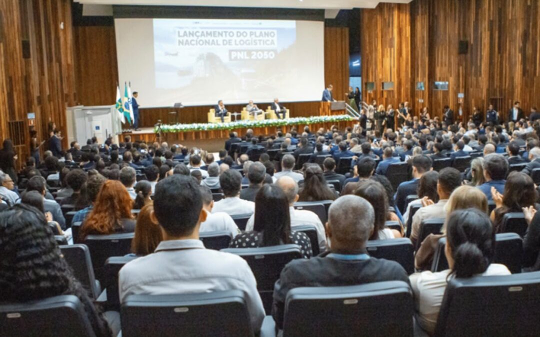 Plano Nacional de Logística 2050 é lançado com contribuição da CNT e ampla participação do setor transportador