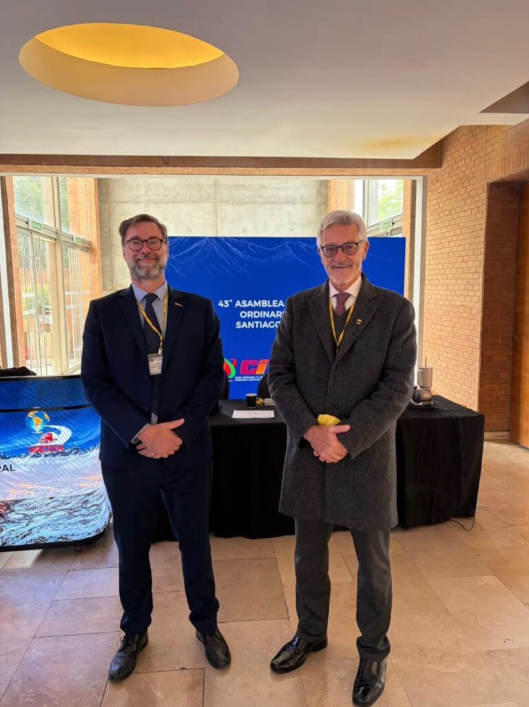 Presidente da NTC&Logística, Eduardo Rebuzzi, reúne-se com Lucas Lagier, da IRU, durante Assembleia da CIT no Chile