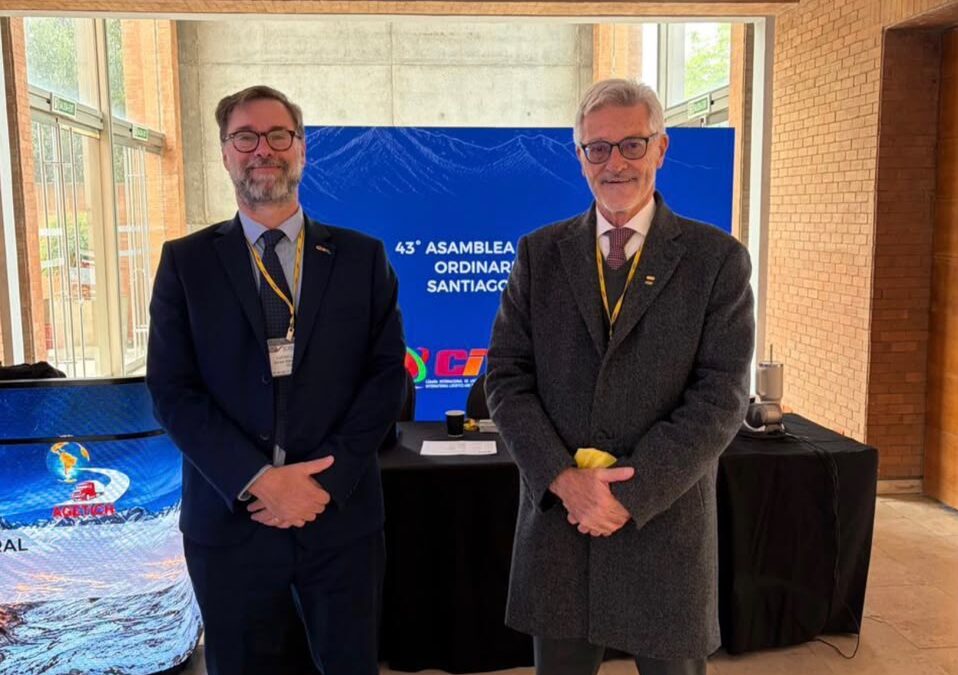 Presidente da NTC&Logística, Eduardo Rebuzzi, reúne-se com Lucas Lagier, da IRU, durante Assembleia da CIT no Chile
