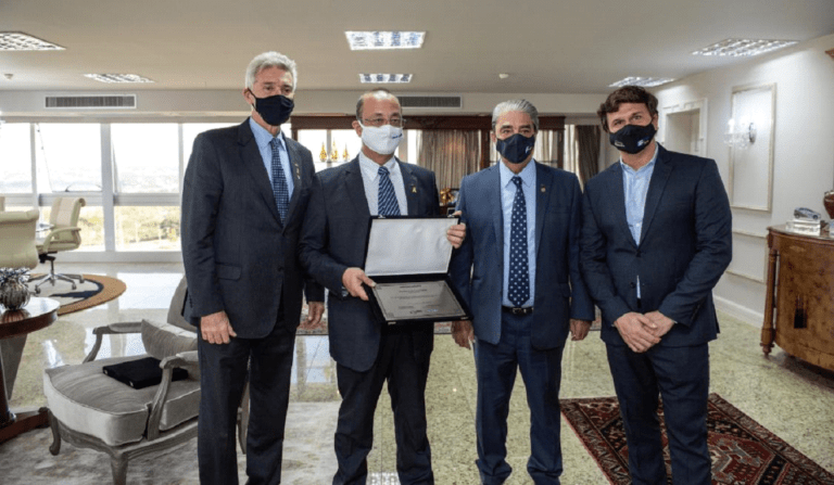 Presidente Vander Costa recebe homenagem da NTC e COMJOVEM