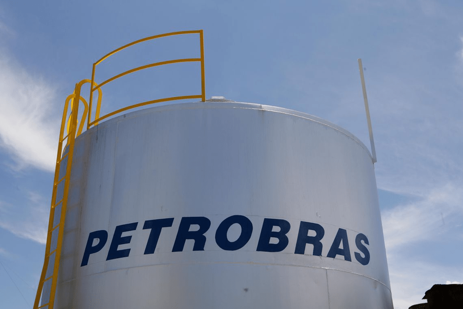 Petroleiros iniciam greve; Petrobras quer garantir abastecimento