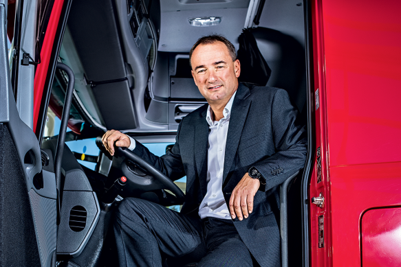 “A economia do Brasil está na marca do pênalti” afirma presidente da Mercedes-Benz do Brasil