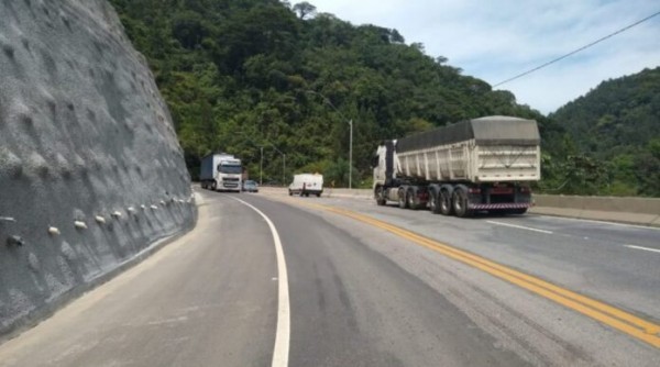 DER restringe tráfego de caminhões de cargas na Tamoios na Operação Verão e feriados prolongados