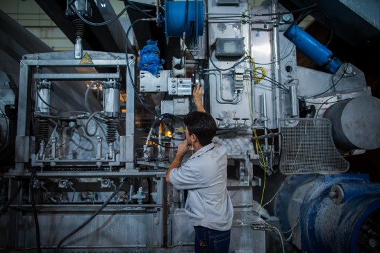 Com três trimestres de queda, indústria perde peso no PIB e vê recuperação mais distante