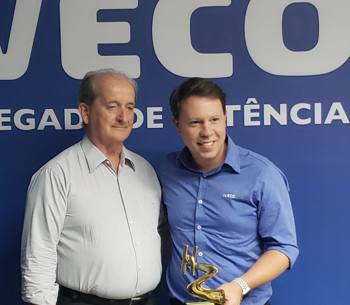 José Hélio Fernandes entrega à IVECO Troféu Destaque NTC pelos 20 anos da montadora no Brasil