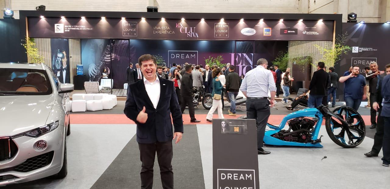 Integrantes da COMJOVEM visitam o Salão do Automóvel