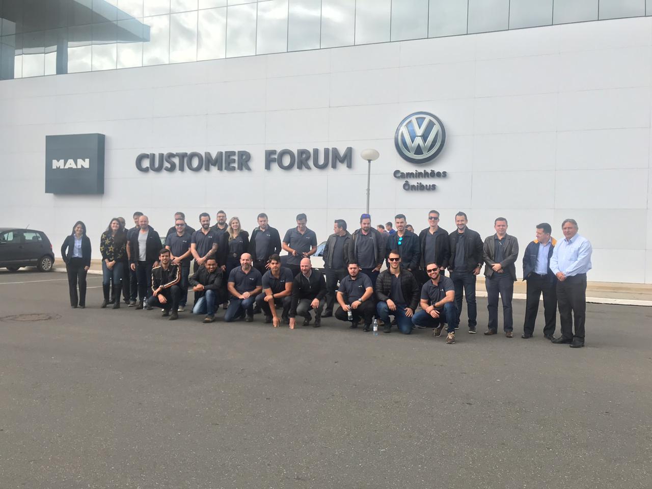 Membros dos núcleos da COMJOVEM realizam visita técnica na fábrica da Volkswagen Caminhões e Ônibus no Rio de Janeiro